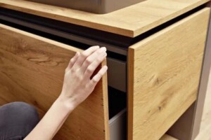 Anwender können Bauteile im Spritz- und Walzverfahren mit „Legno Dura-Öl“ beschichten. Foto: Adler