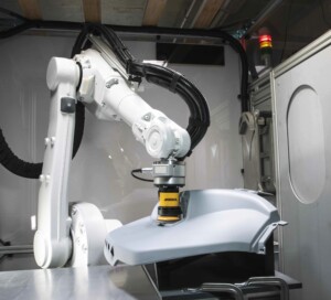 Der „Mirka AIROS“ weist einen ISO 9409-1-kompatiblen Flansch für die mechanische Roboterkopplung auf. Die Maschine kann an alle mechanischen Kupplungen angepasst werden und bietet somit maximale Flexibilität. Foto: Mirka