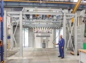 Die Handhängebahn ist im Bereich der Aufgabe und Abnahme mit Absenkstationen ausgestattet. Foto: Niko