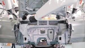 Die kompakte Innenlackierstation „Compact Interior Paint“ hilft den Automobilherstellern, den Platzbedarf ihrer Lackierkabinen um bis zu 33% zu reduzieren. Foto: ABB Automation GmbH
