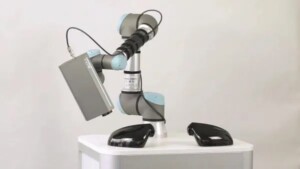 Das Messsystem ist vielseitig einsetzbar, hier wird die Schichtdicke auf Spiegelgehäusen geprüft. Foto: AIM Systems