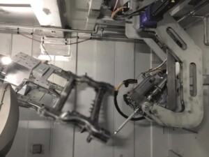  05_21_Dürr_EcoClean Im Prozessmodul bewegt der Manipulator den Träger definiert unter dem Strahlwerkzeug, so dass die Schweißrückstände gezielt behandelt und die Teile gleichzeitig gereinigt werden. Foto: Ecoclean