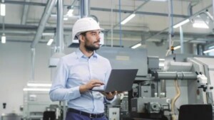 Bei Anlagenprüfungen hinterlegen die Techniker die Messdaten im System. Foto: Freudenberg