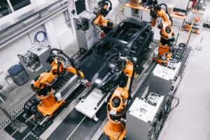Das Unternehmen verfügt über eine Testanlage, um Aspekte wie Qualität oder Verbrauchsmaterial zu testen. Das Bild zeigt eine automatische Schleifzelle zum Füllerschliff im Voraufbau. Foto: ASIS