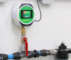 Der OilGuard kann per Plug & Play an einer freien Schnellkupplung der Druckluftleitungen aufgesteckt werden. Ein Technikereinsatz ist dafür nicht notwendig. Foto: Oltrogge