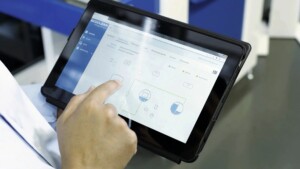 Über das Dashboard der innovativen Cloud-Lösung „Ecoclean Connect“ lassen sich alle Anlagen- und Prozessdaten auf einem Desktop oder Tablet darstellen. Foto: Ecoclean