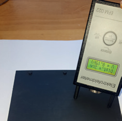 Abbildung 2 stellt die Bestimmung der Oberflächenladung mit einer Feldmühle dar. Durch Abreiben der Kunststoffoberfläche mit einem Baumwolltuch werden hier ca. 8 kV erreicht. Quelle (zwei Fotos): DFO