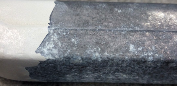 Bild 1: Auf den Aluminiumdruckgussbauteilen ist im Feld großflächig die Beschichtung abgeplatzt. Quelle (5 Bilder): DFO