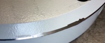Bild 2: Auf den gefrästen Stahlbauteilen begann die Beschichtung, an den Kanten ebenfalls abzuplatzen.