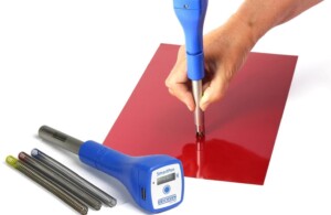 Prüfung einer rot lackierten Oberfläche mit dem „SmartPen“ Der „SmartPen“ verfügt über eine digitale Anzeige mit 0,05 N-Auflösung. Foto: Erichsen