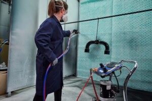 Einsatz einer neuen Spritzpistole Die neue Produktreihe beinhaltet Pistolen für die automatische und die manuelle Applikation. Foto: Graco