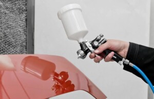 Die neue Fließbecherpistole verfügt über einen optimierten Luftkanal, der den Farbnebel reduziert. Foto: Wagner